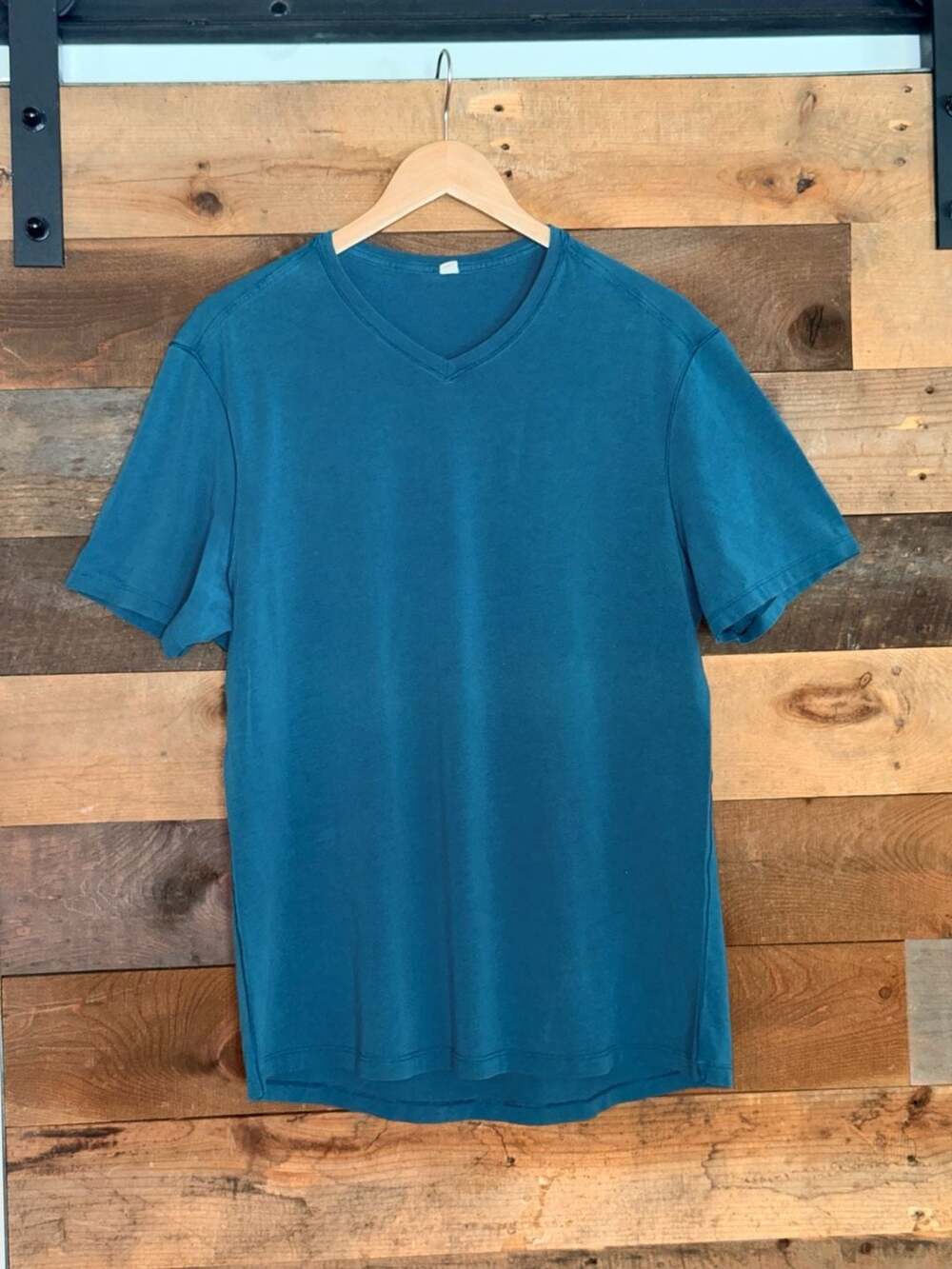 Lululemon Men's Essential V-Neck T-Shirt 0673